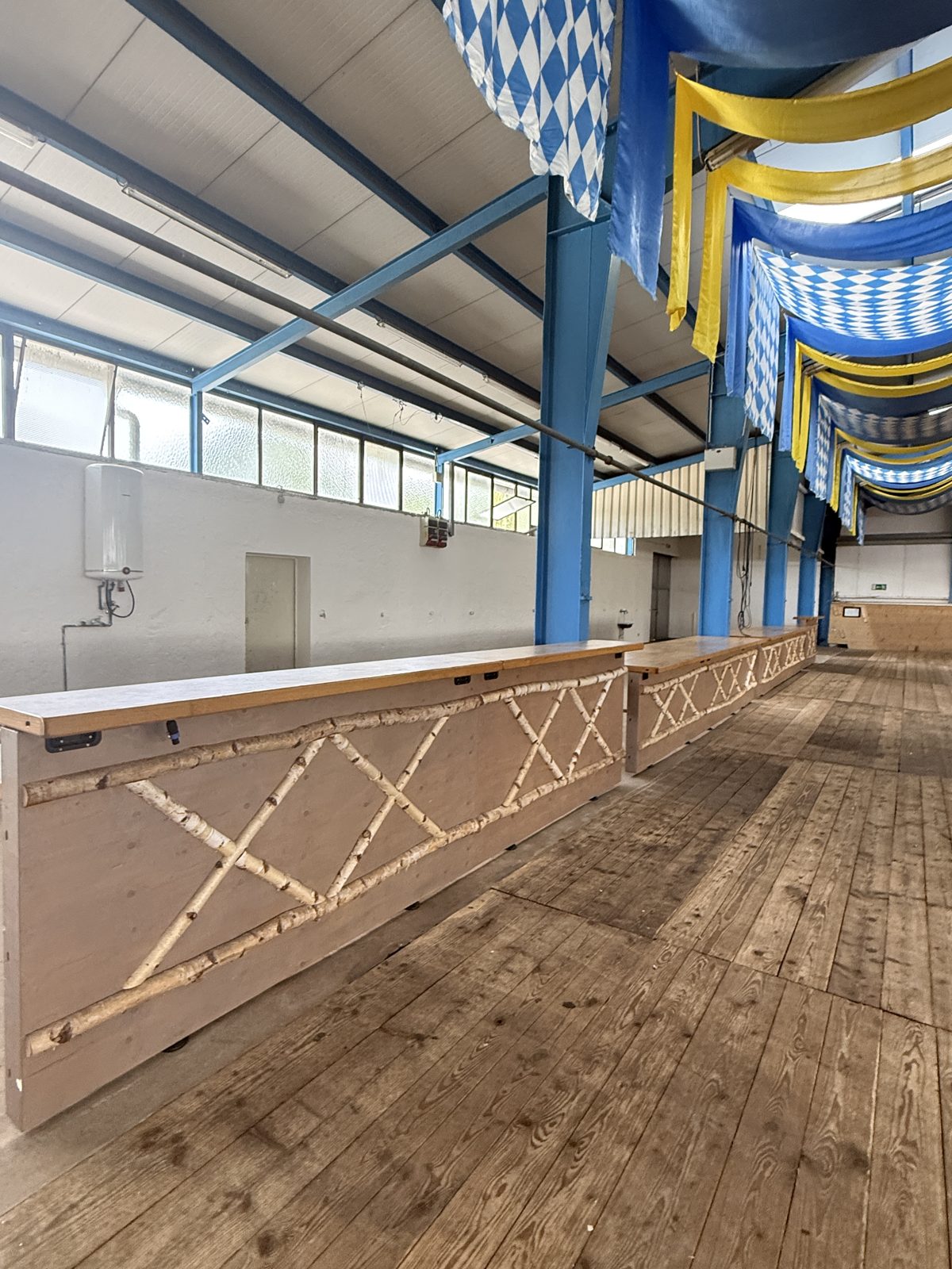 Aufbau der Schmankerltheke in der Volksfesthalle Taufkirchen