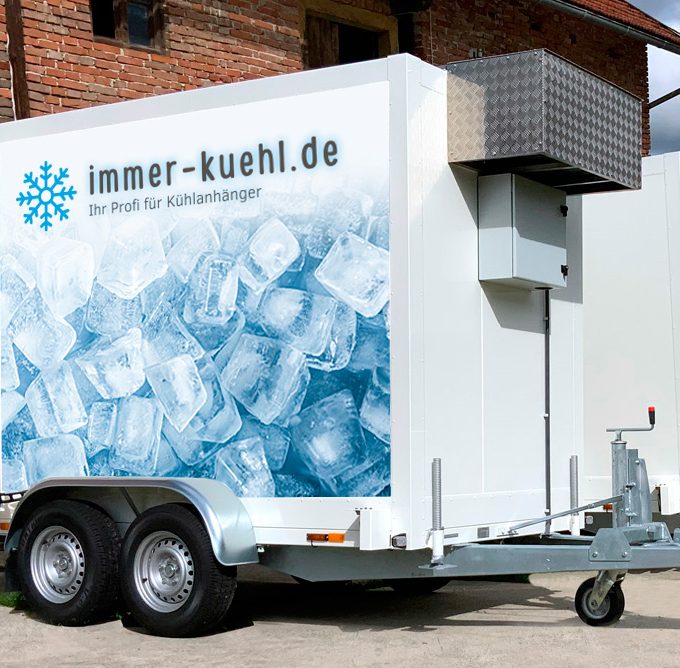 Kühlanhänger von Immer-Kühl mit Eiswürfel-Motiv